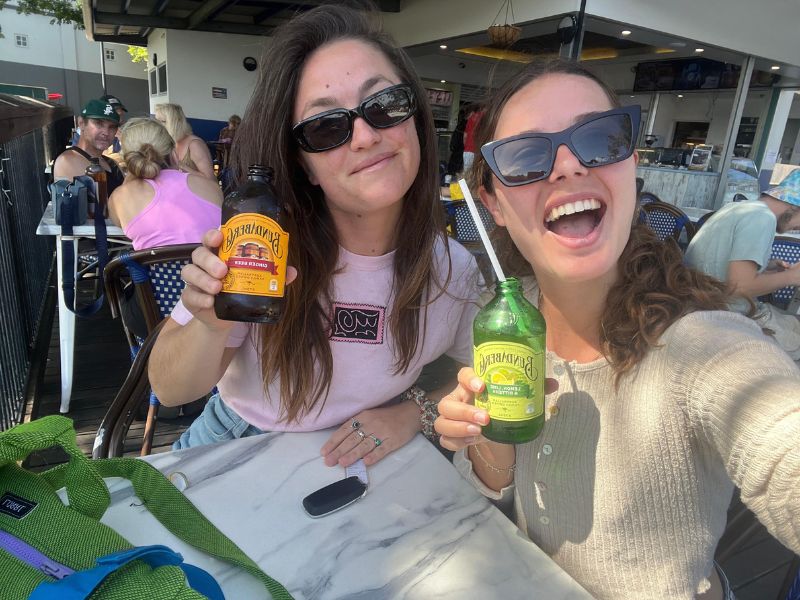 twee meiden op het terras in Australie