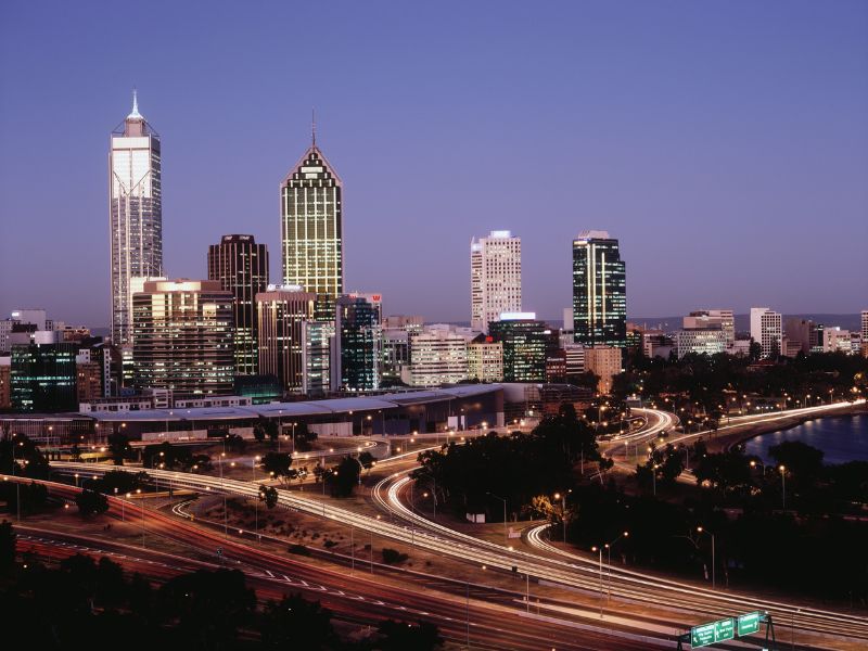 perth skyline met zonsondergang
