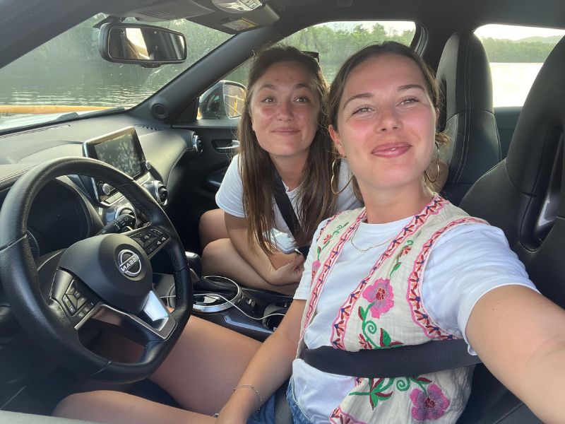 twee meidem in auto in Australie