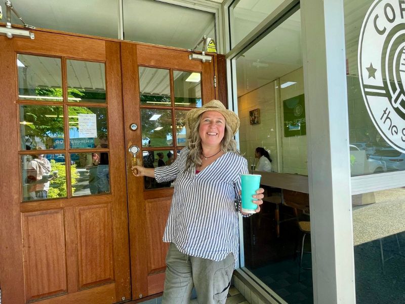 vrouw bij koffie winkel australie