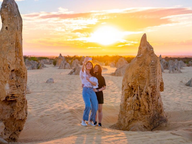 koppel maakt selfie bij pinnacles australie