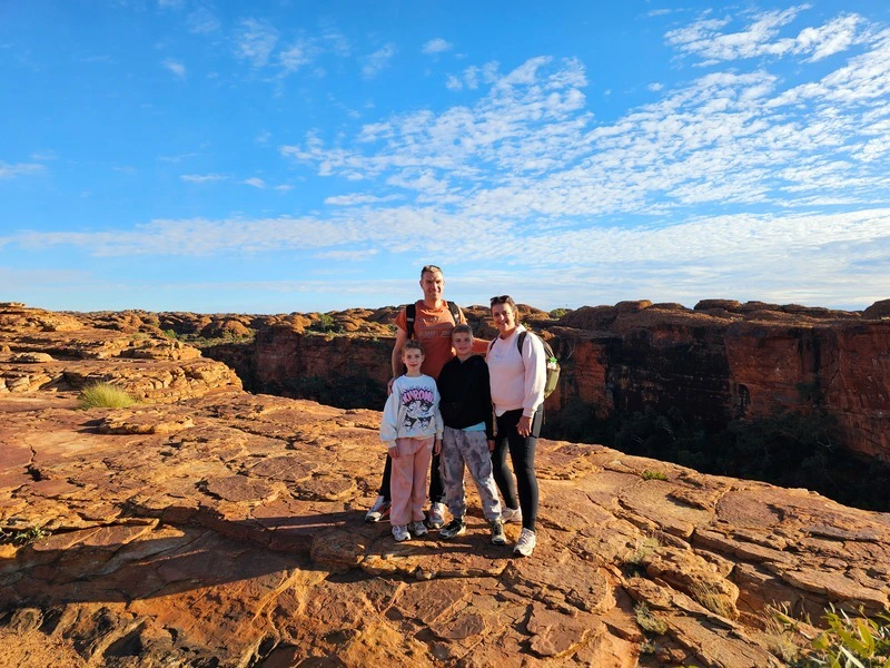 Familie bij outback kings canyon in australie