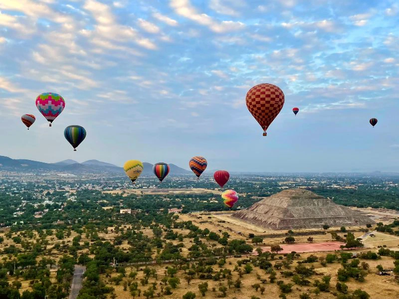 Luchtballonvaren over de piramides van Teotihuacan bij Mexico City