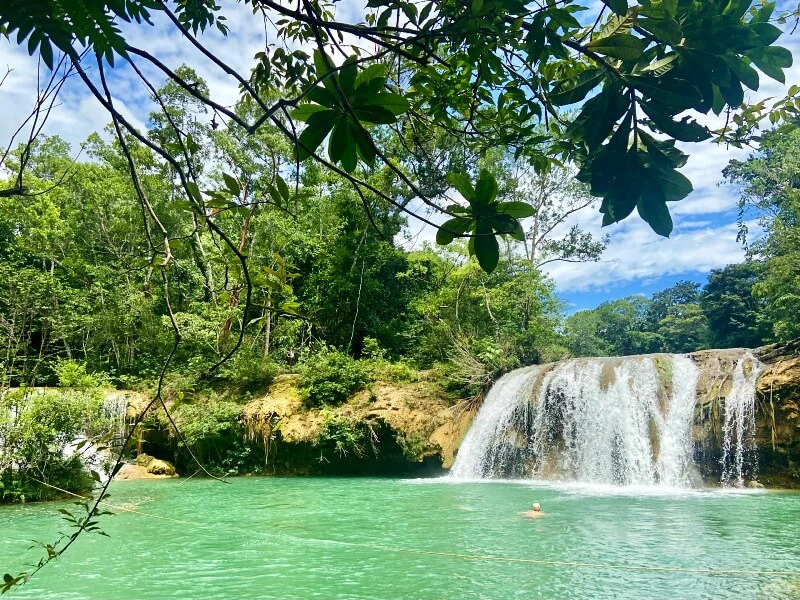 Zwemmen bij de watervallen van Roberto Barriosllen