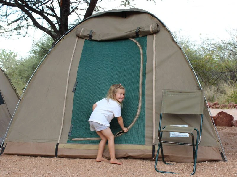 meisje bij tent