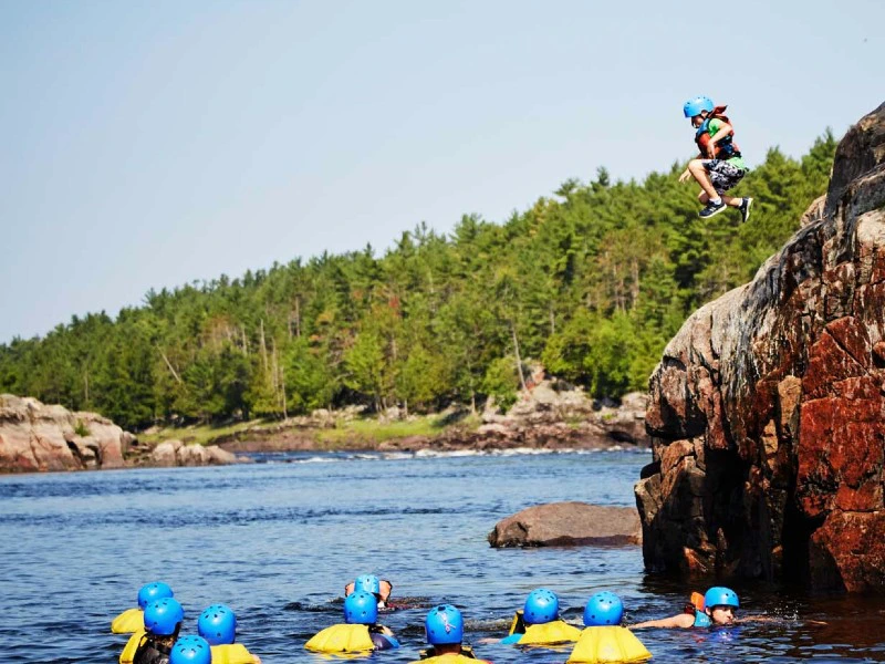Raften en klifspringen op de Ottawa River bij Calabogie