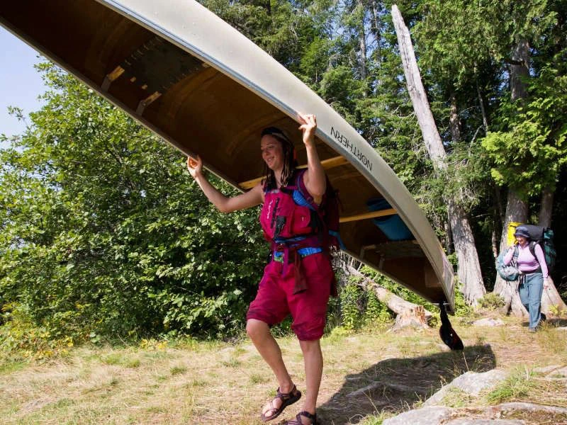 vrouw met kano in algonquin