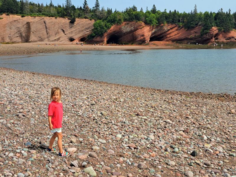 meisje voor rotskust bay of fundy caves