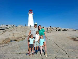 een gezin voor de vuurtoren van Peggy's cove