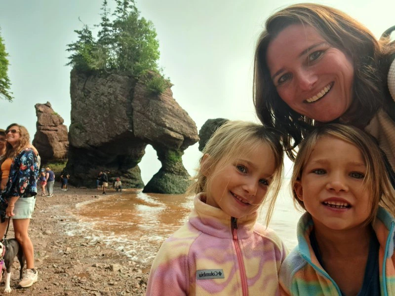 Gezin bij Hopewell rocks