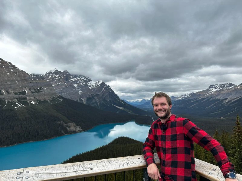 man poseert bij meer in Canada