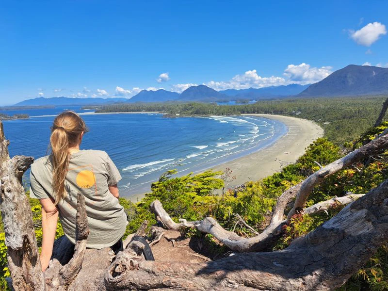 Vrouw kijkt uit over de baai van Tofino