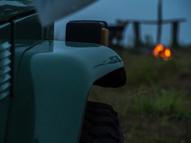 Jeep bij het kampvuur