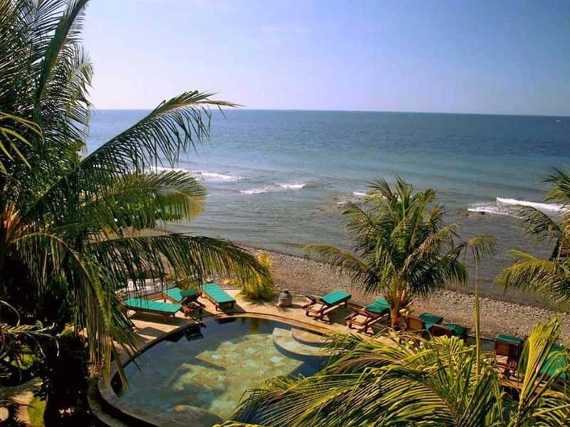 Waterpaleis Bali - Amed met kinderen zee