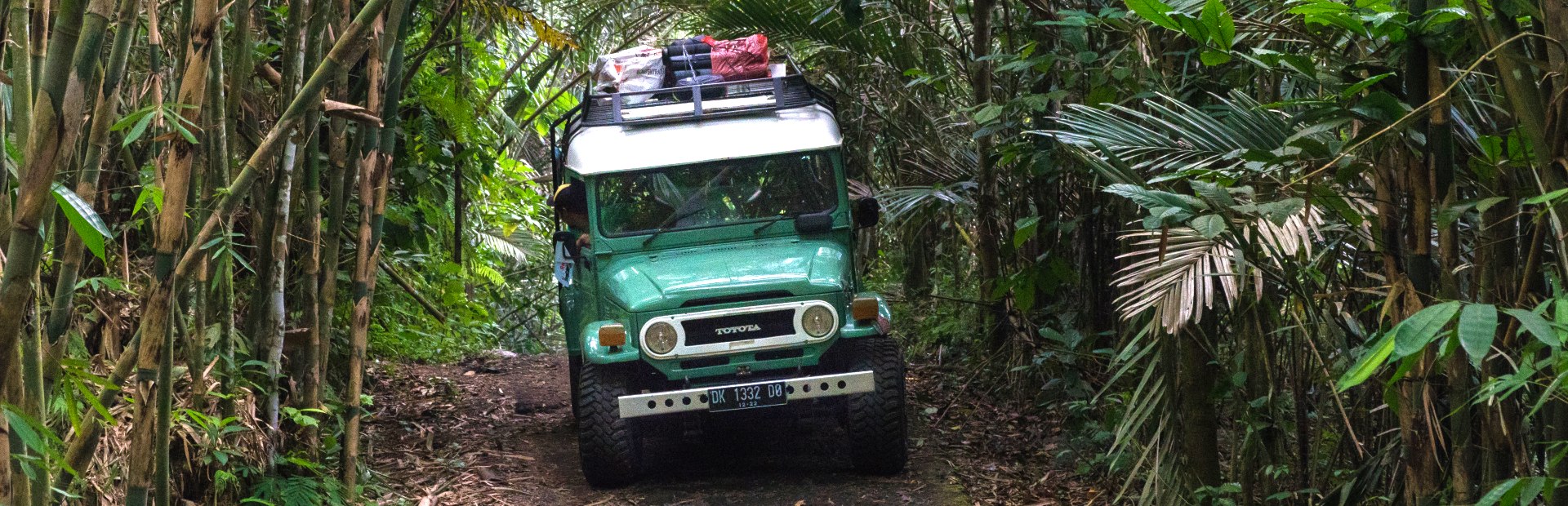 Jeep op weg naar wild kamperen op Bali Indonesie