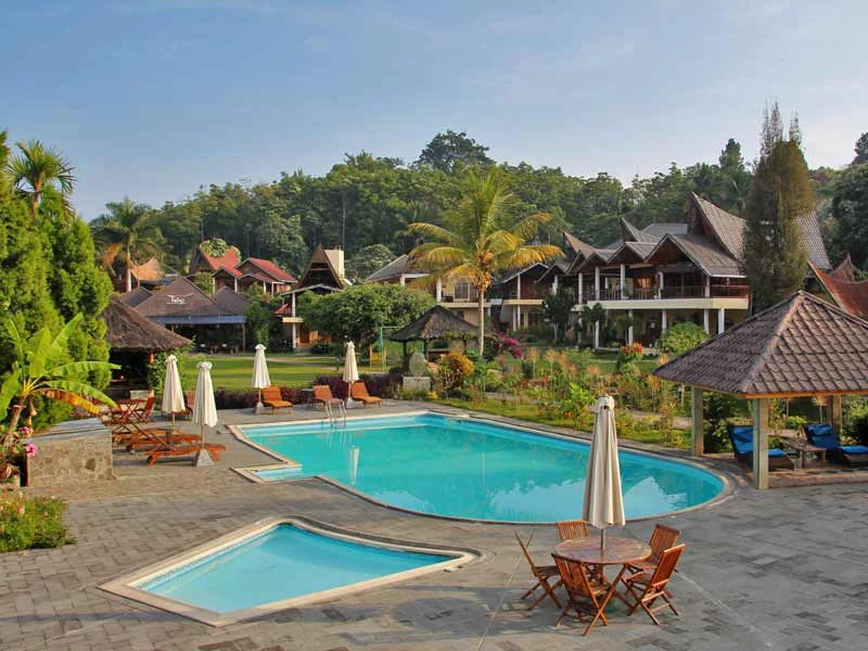 Tobameer met kinderen - Berastagi hotel zwembad