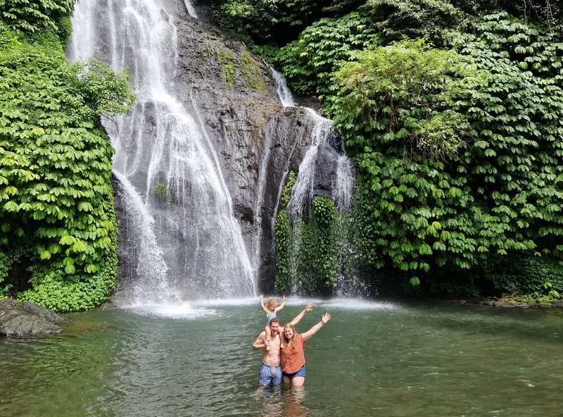 Bali waterval met gezin