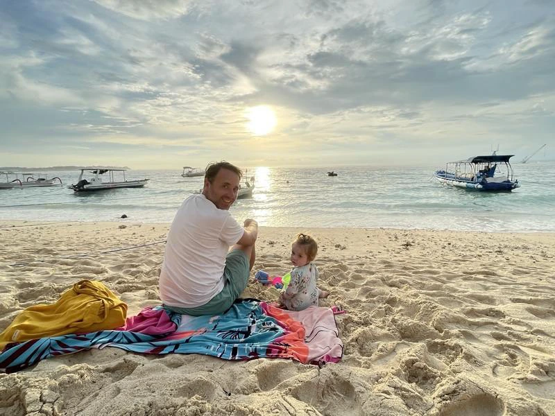 Strand van Bali met kind