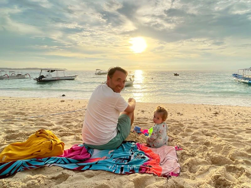 Vader met dochter op strand Lembongan Bali