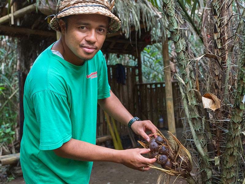 Gids bij wild kamperen op Bali