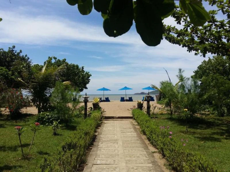 Strand bij je Komodo hotel Flores