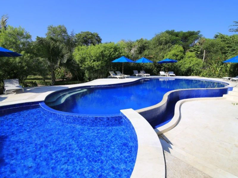 Zwembad bij je Komodo hotel