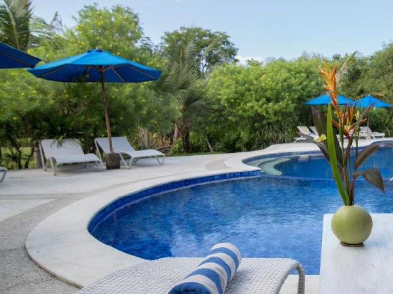 Zwembad bij je Komodo hotel