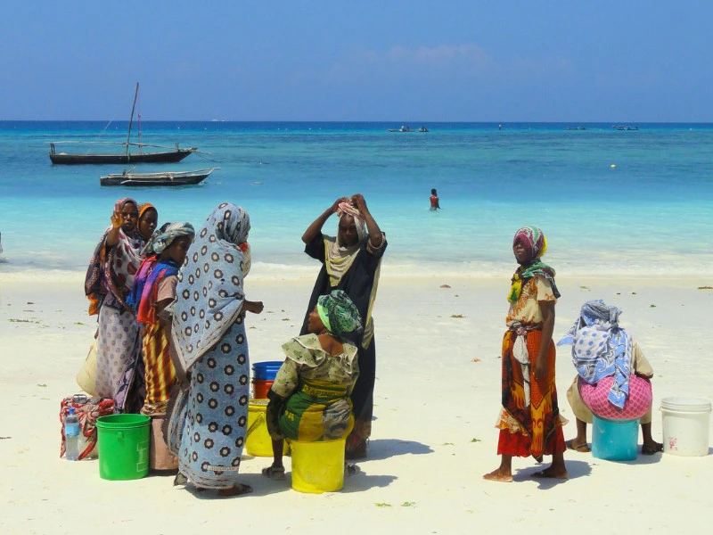 Lokale vrpuwen op het strand in zanzibar