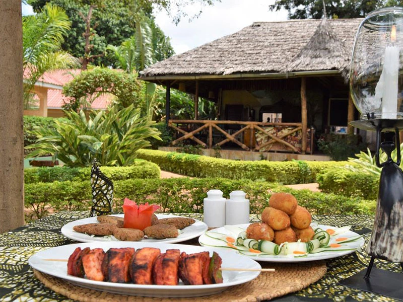 Ontbijten bij Moshi Lodge