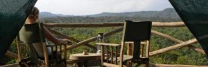 Moeder geniet van het uitzicht van het terras van haar accommodatie in Tanzania.