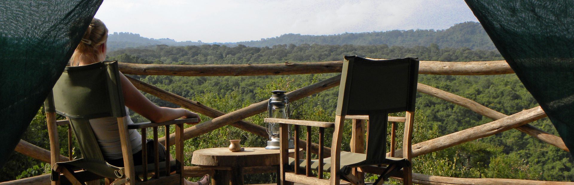 Moeder geniet van het uitzicht van het terras van haar accommodatie in Tanzania.