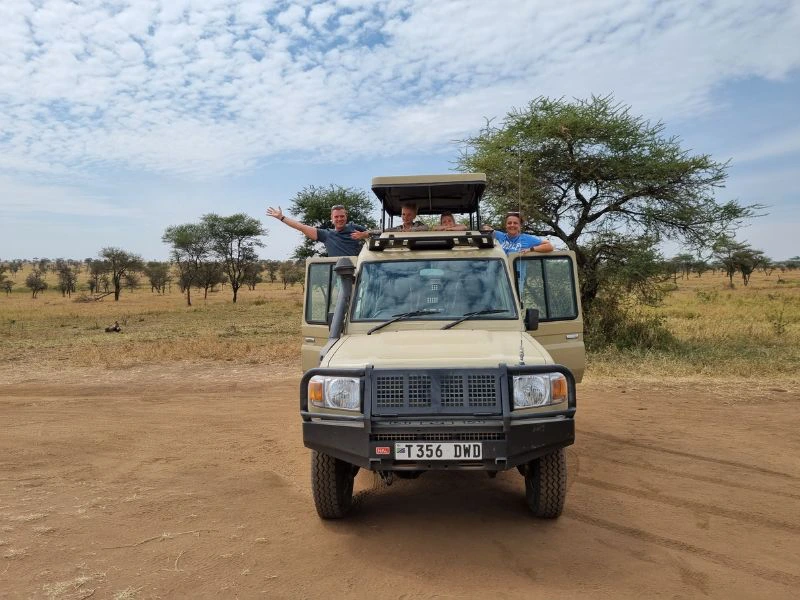 Familie met hun jeep in het Serengeti National Park