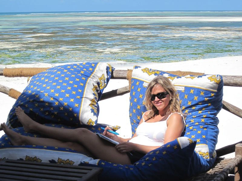 Reiziger ontspant op het strand van Zanzibar.