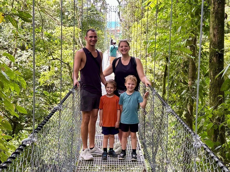 gezin op hangbruggen in la fortuna, costa rica