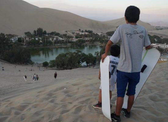 Sandboarden met tieners