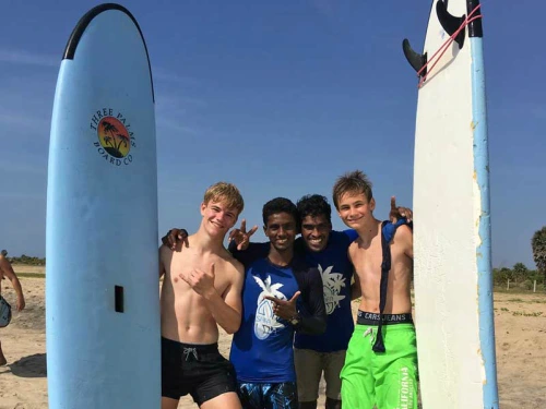Surfen met tieners Sri Lanka