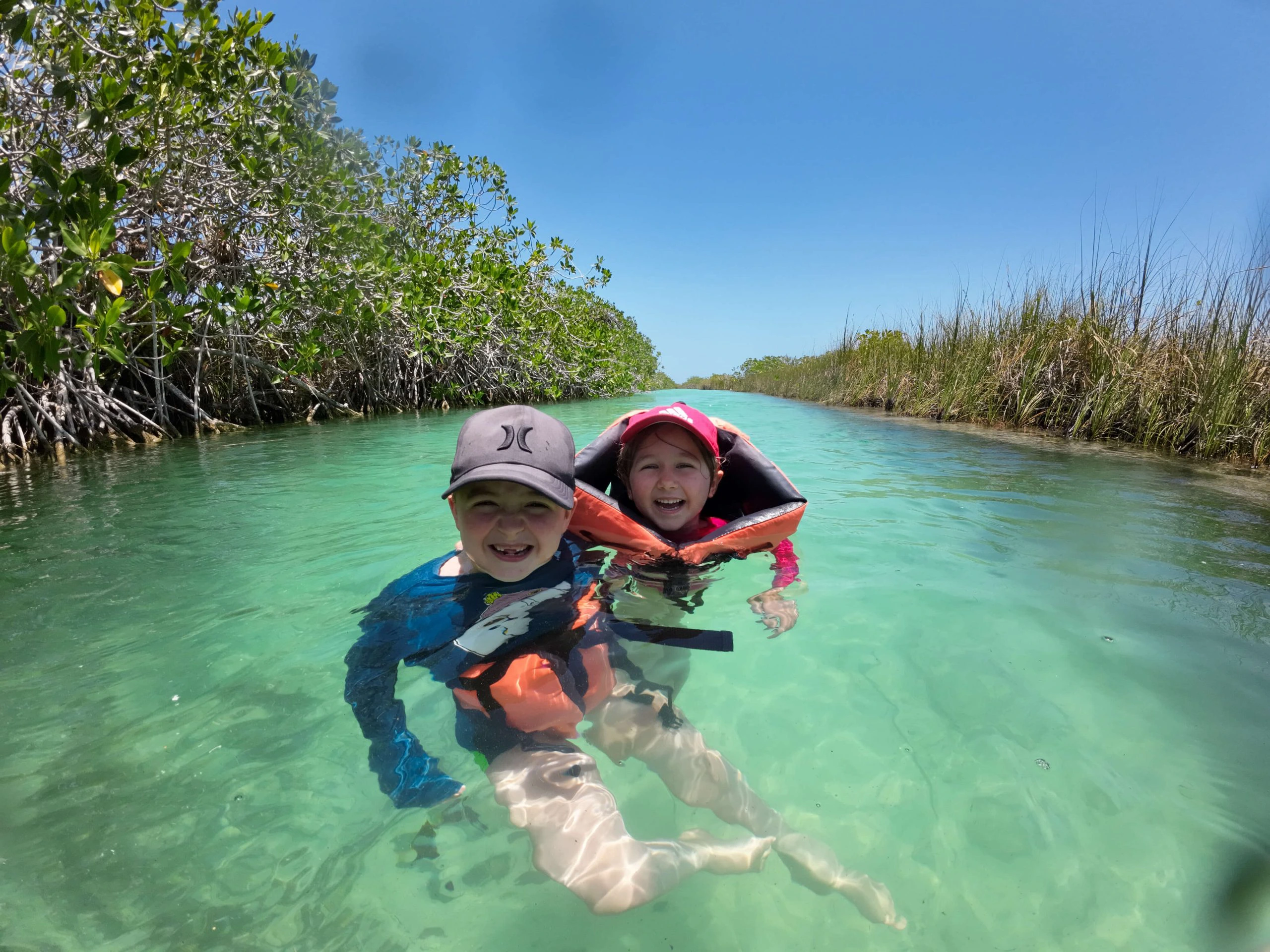 Mexico met kinderen in water