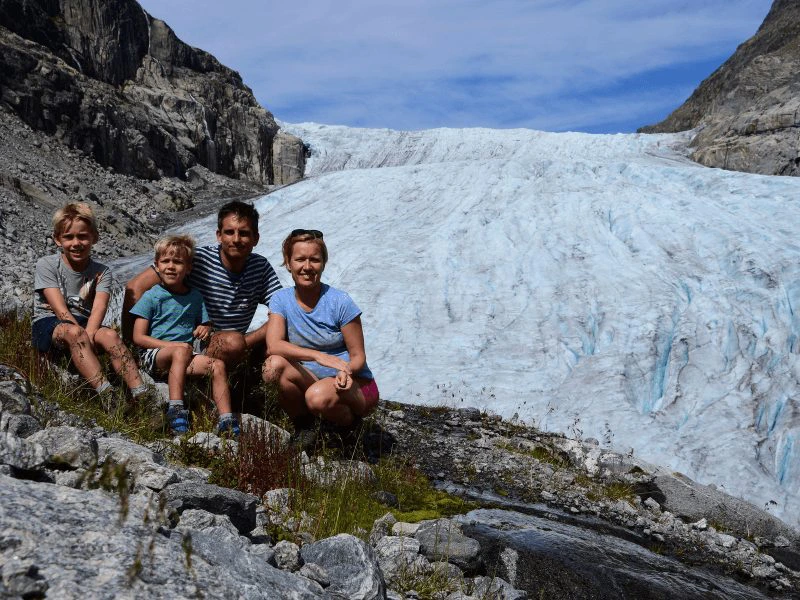Noorwegen met kinderen bij een gletsjer