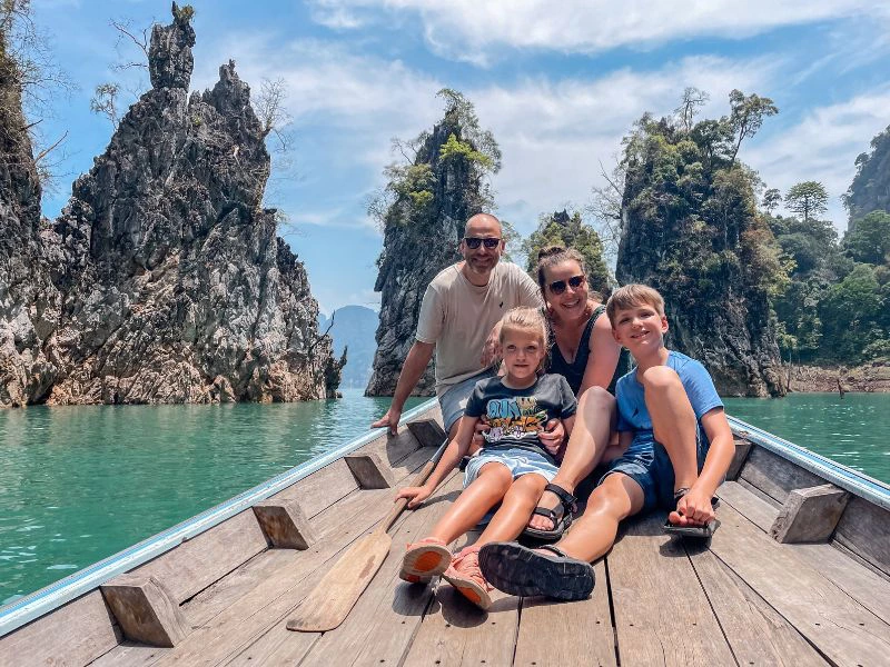 Foto van gezin in Thailand op de boot