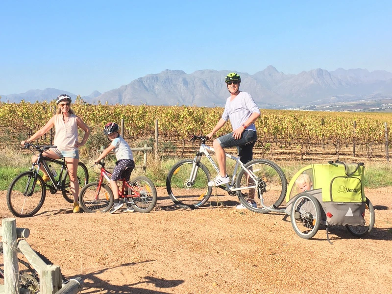 Fietsen zuid afrika gezin wijngaard
