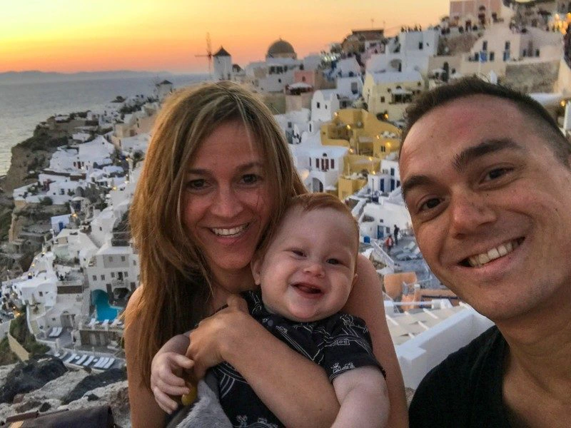 Gezin in Griekenland met uitzicht op de witte huisjes