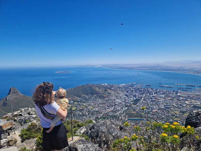 Moeder en baby op de Tafelberg in Zuid-Afrika