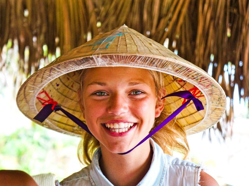 Kind in Vietnam met traditionele hoed op