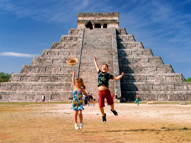chichen itza tempel met kinderen