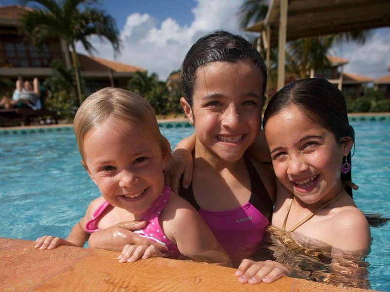 Mexico met kinderen Belize zwemmen