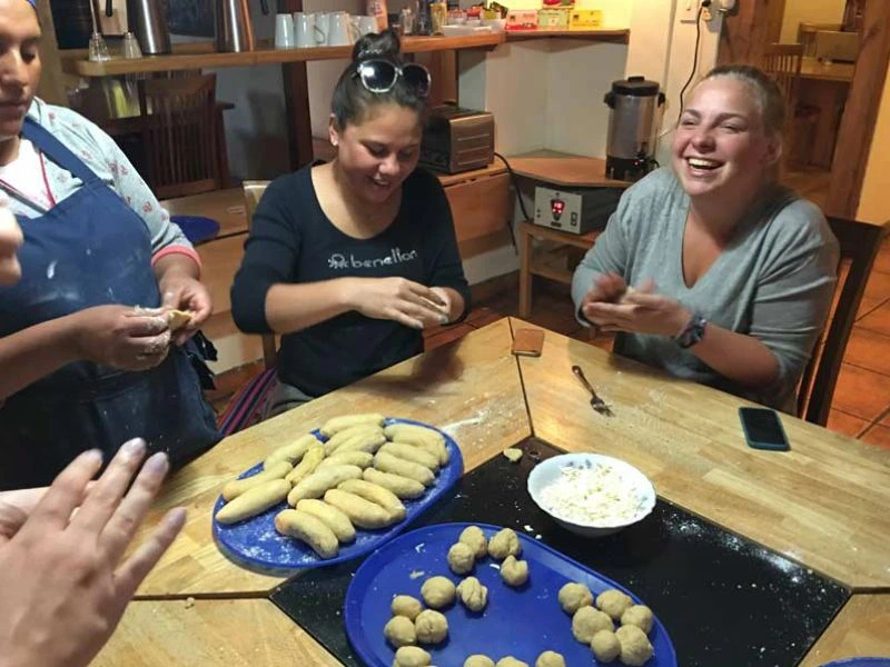 Empenadas maken in Guamote Ecuador