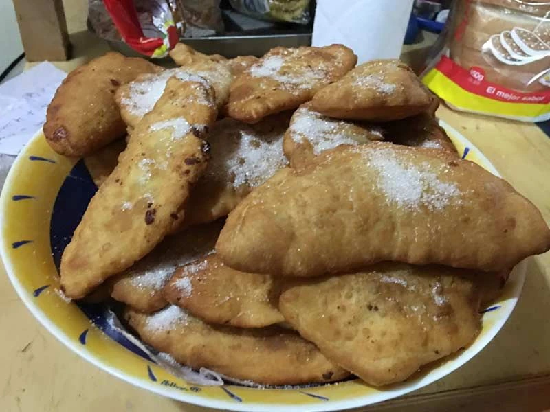 Empenadas maken in Guamote Ecuador