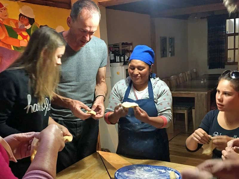 Empenadas maken in Guamote Ecuador