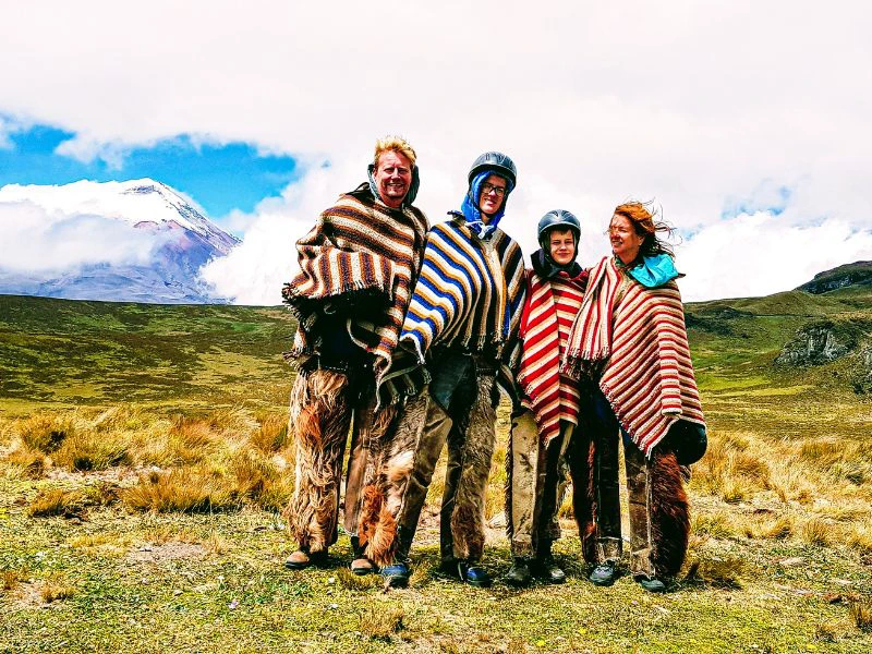Familie op reis in cotopaxi