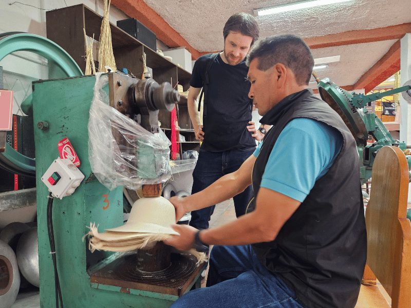 Cuenca Panama hoeden maker in Ecuador
